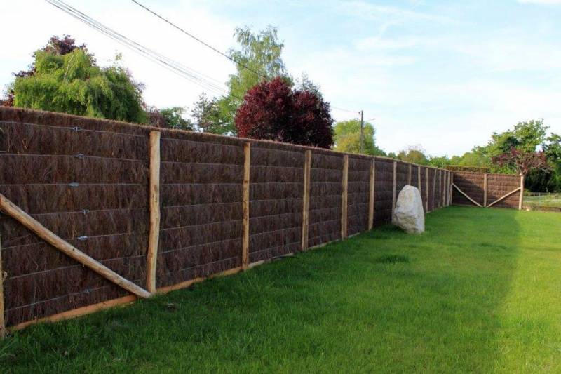 Installation d'une clôture en brande naturelle de 70 mètres pour clôturer une maison neuve Bordeaux près de Libourne