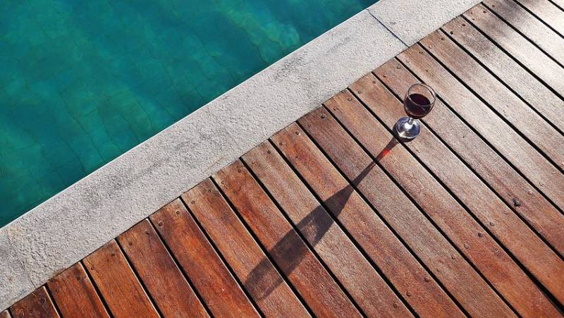 Devis pour la réalisation d'une terrasse en bois sur-mesure pour une piscine en Gironde