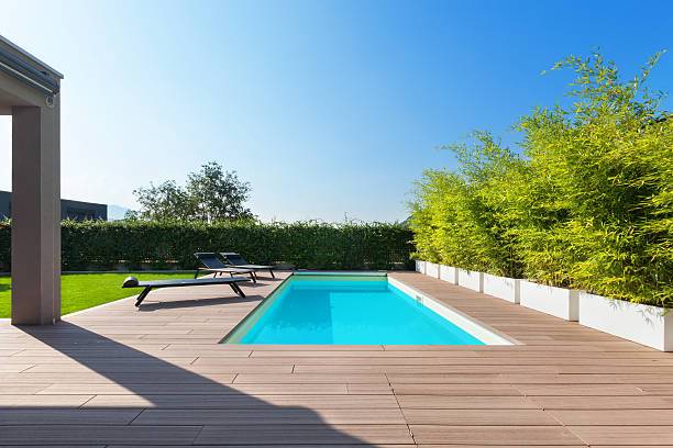 Installation d'une terrasse sur pilotis en bois coumarou pour le pool-house d'une piscine Saint André de Cubzac 33