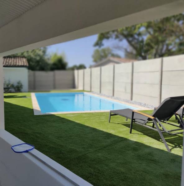 Pose de pelouse artificielle dans un jardin sur Bordeaux par un paysagiste pas cher